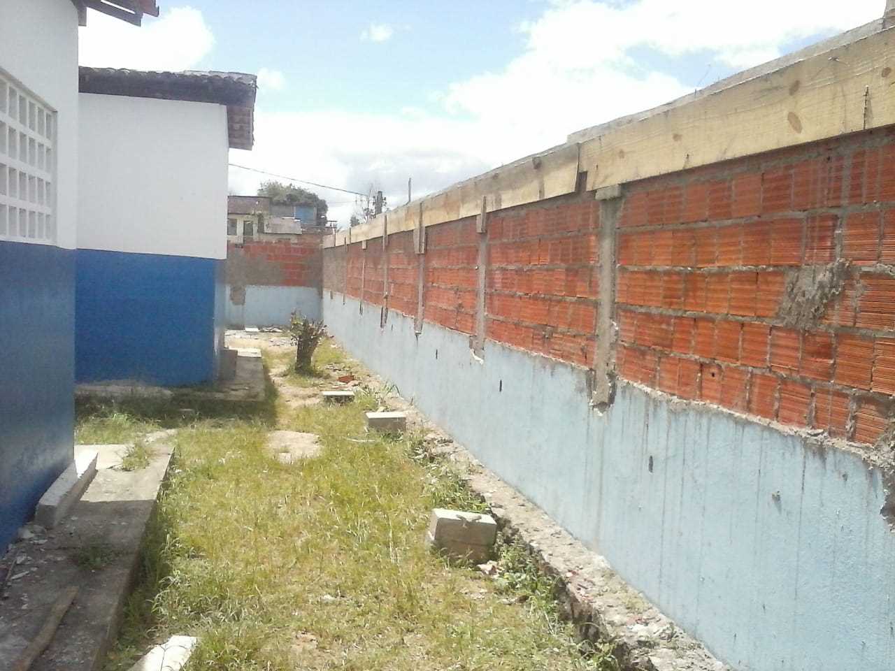 A Secretaria de Educação iniciou a construção do muro do terreno lateral na Creche Gracinha Loureiro